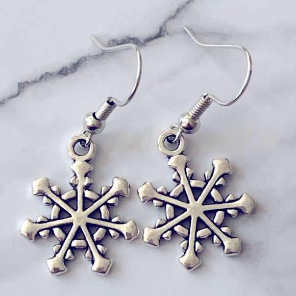 Snowflake Winter Christmas Holiday Cute Fun New Hand Crafted Earrings - Picture 1 of 5